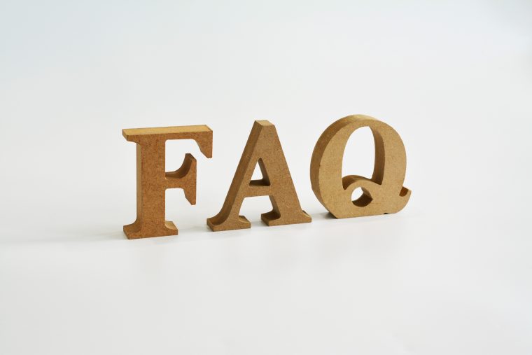 「FAQ」と書かれた木製の立体文字 - 三宮駅前こころのクリニック よくあるご質問