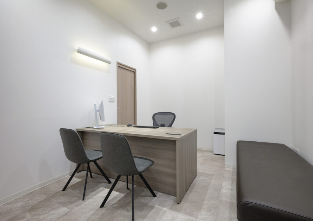 三宮駅前こころのクリニックの落ち着いた雰囲気の診察室