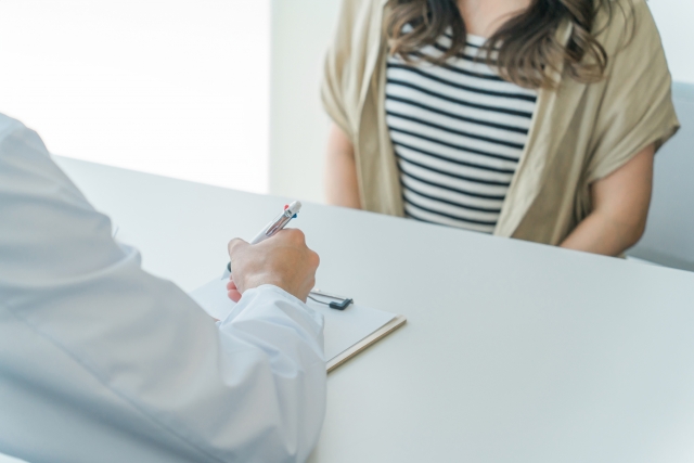 患者の話を聞く心理士