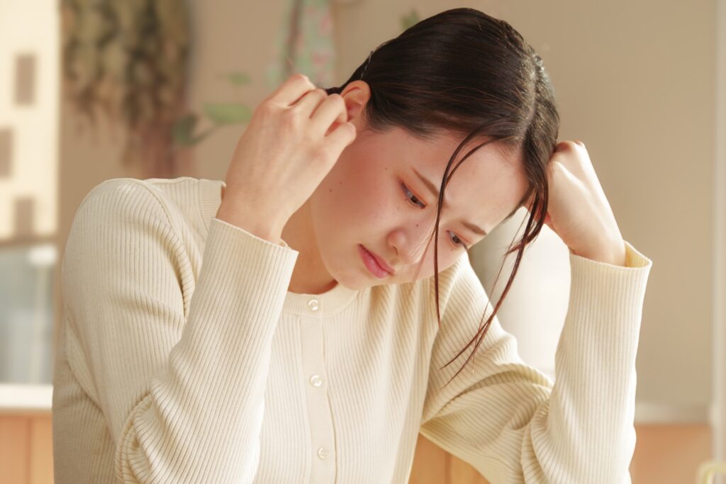 不安げな女性の画像